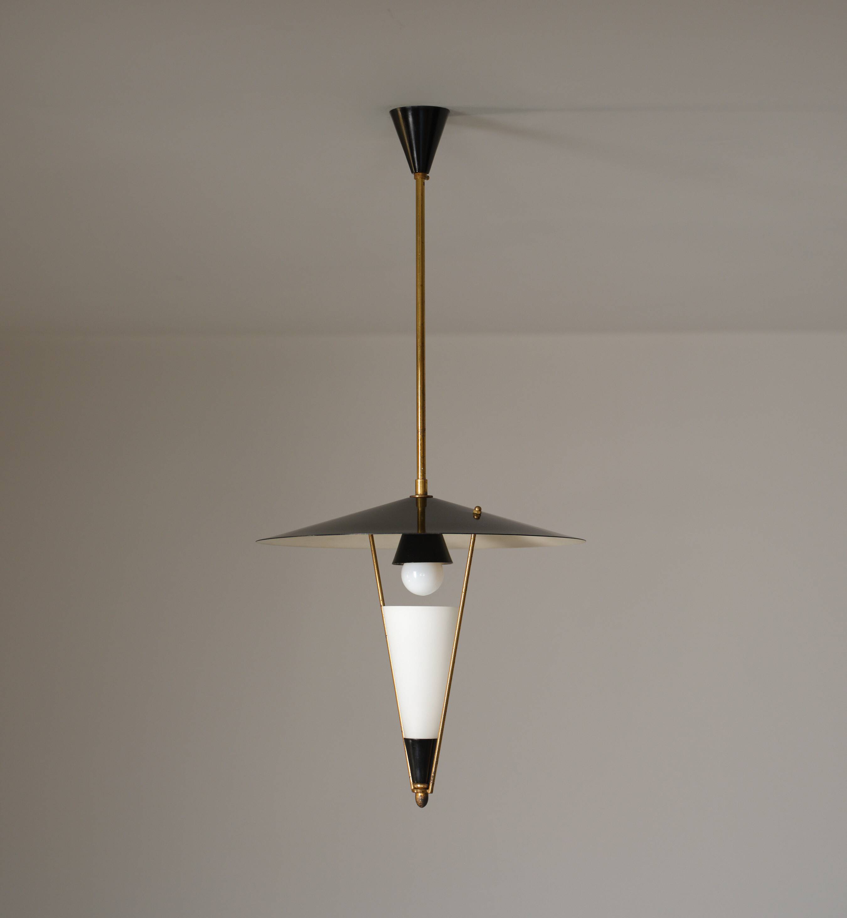 Suspension italienne en laiton et émail noir, attribuée à Stilnovo, années 1950