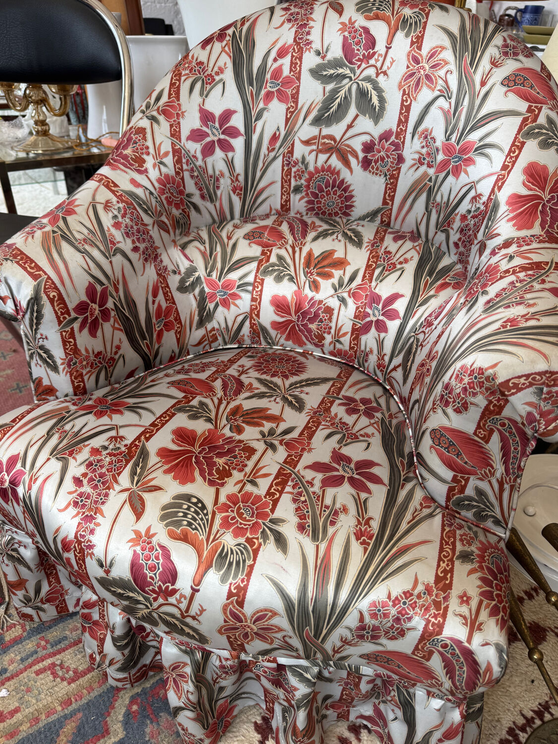 Fauteuil crapaud satin fleuri ancien