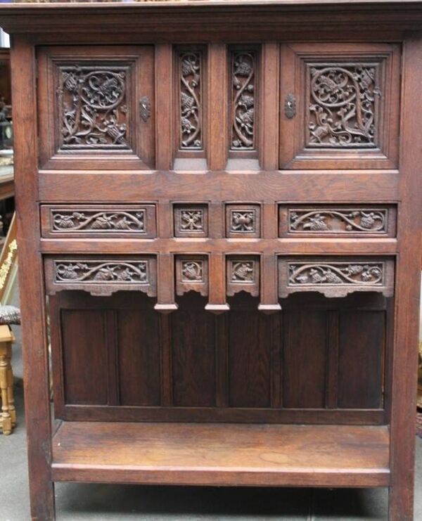 Meuble dressoir à deux corps style néo-gothique.