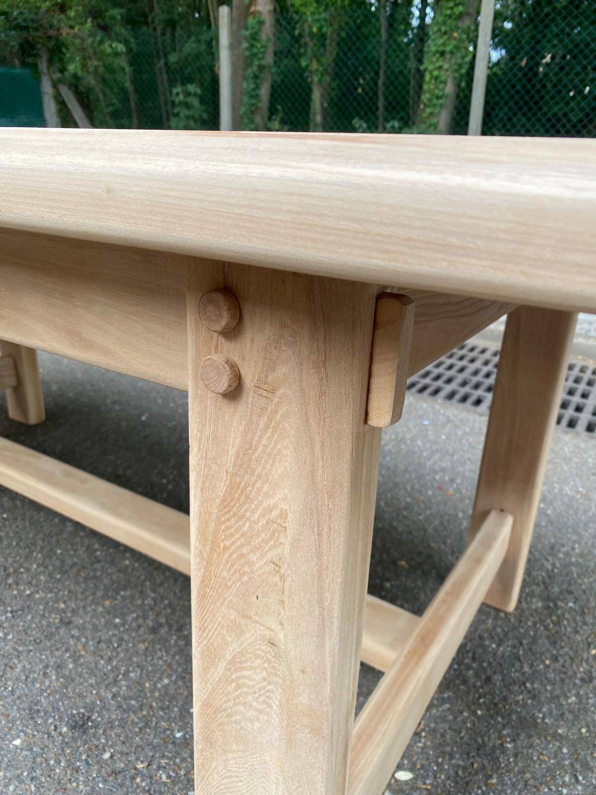 Extendable dining table in solid elm, Maison Regain brutalist 70s.