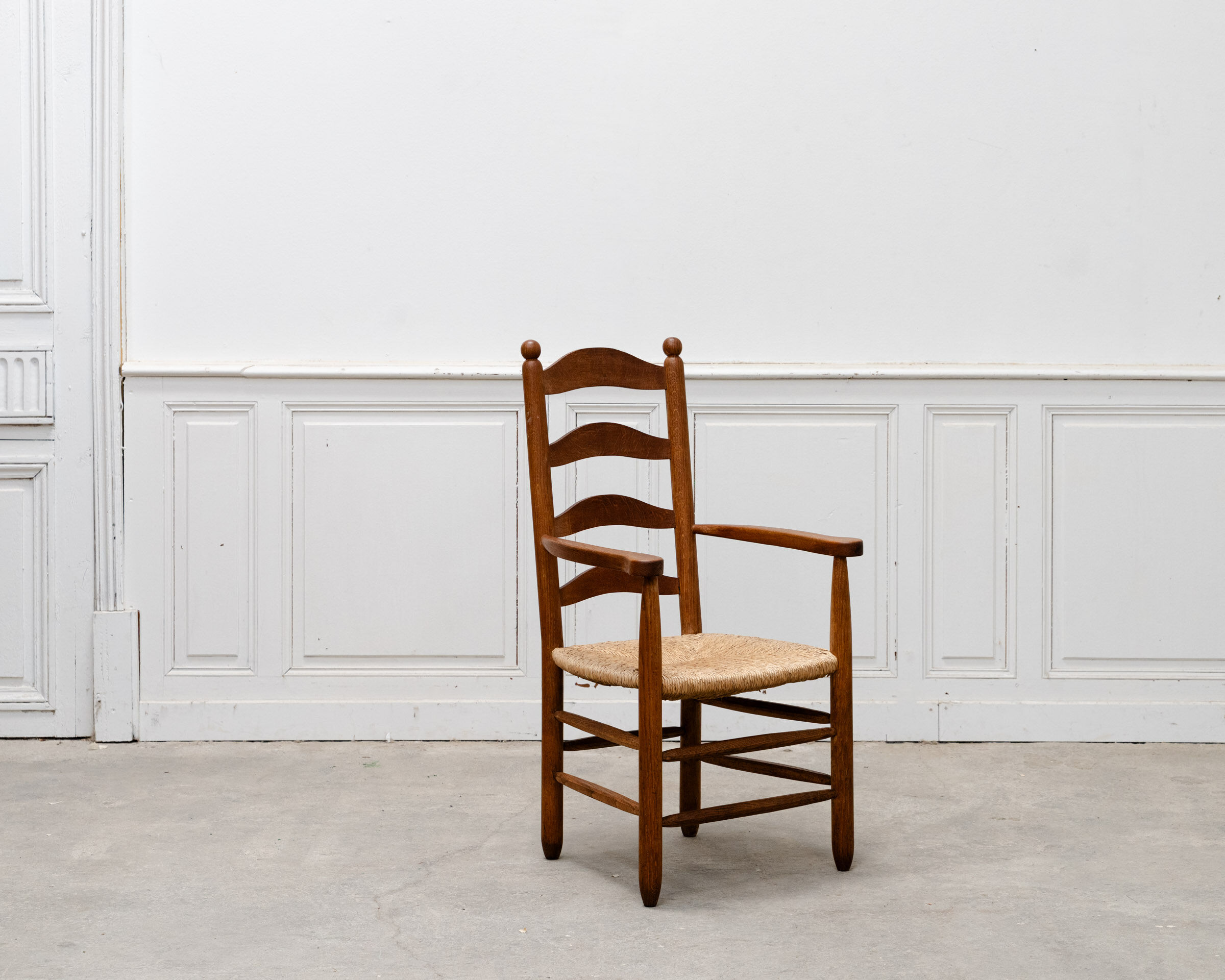 Fauteuil chêne et paille dans l’esprit de Charlotte Perriand 1950