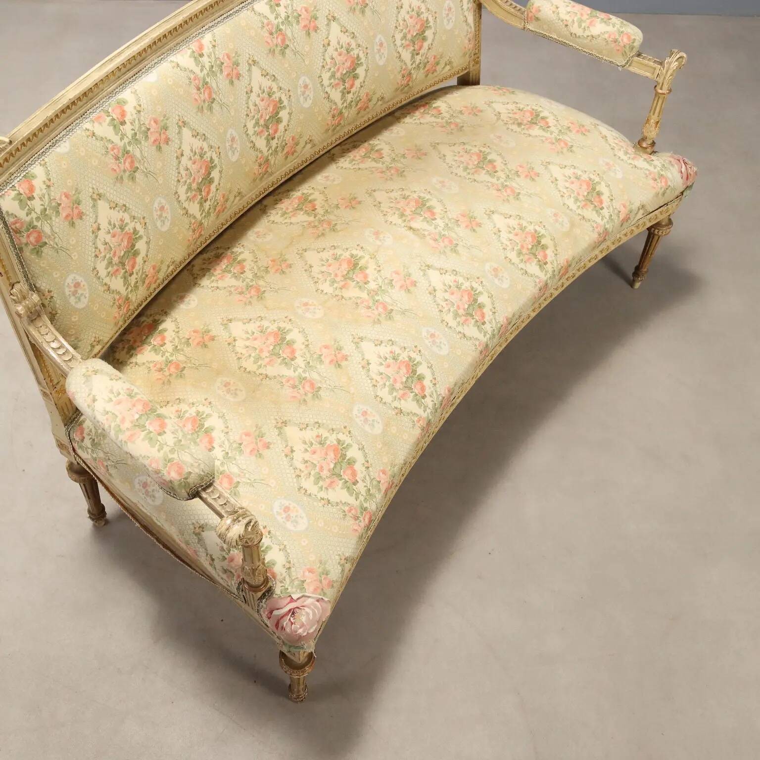 Antique neoclassical canapé in carved wood from the 19th century.