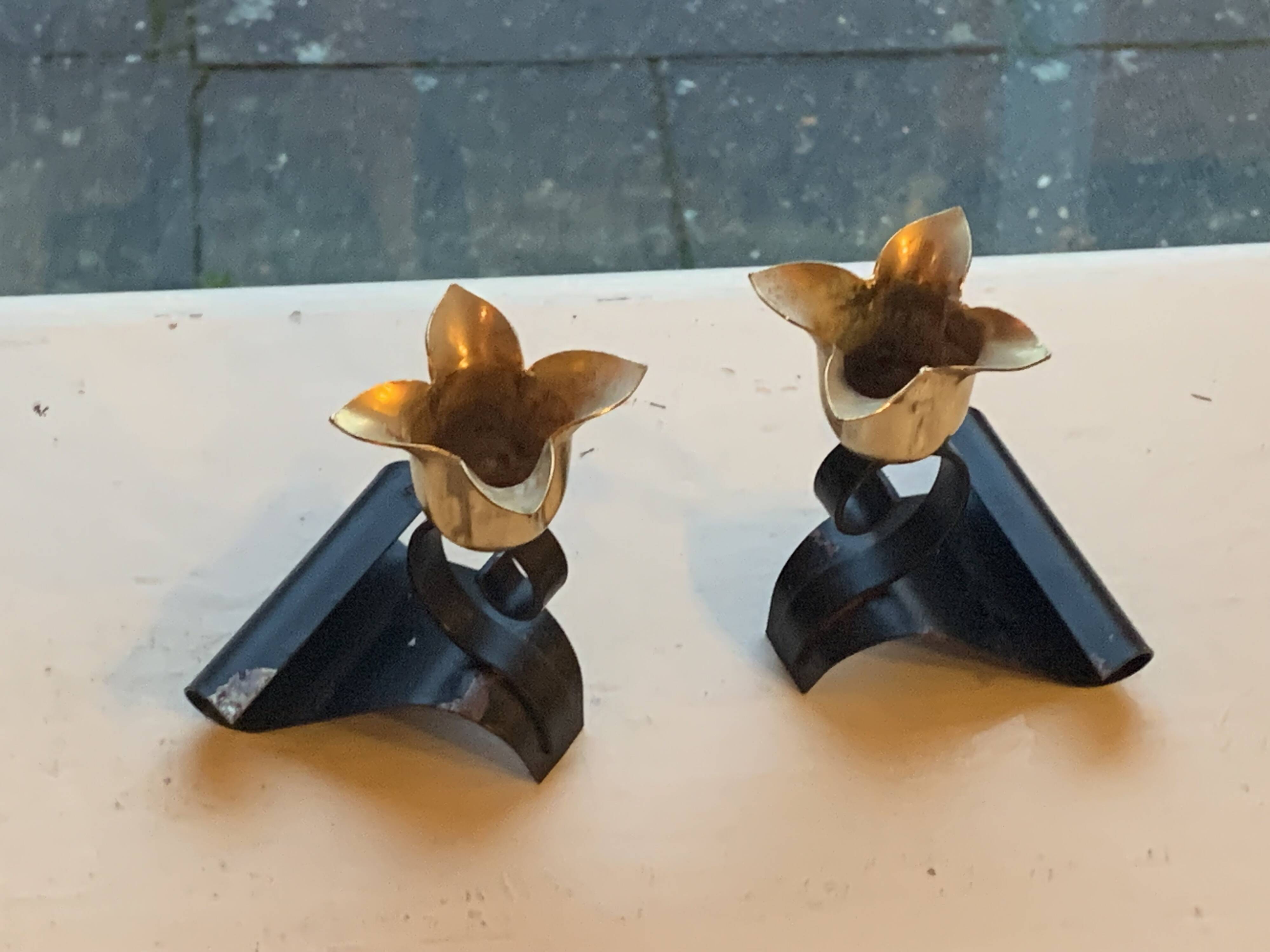 Set of two candlesticks, in the shape of flowers, tulips in black and gold metal, vintage