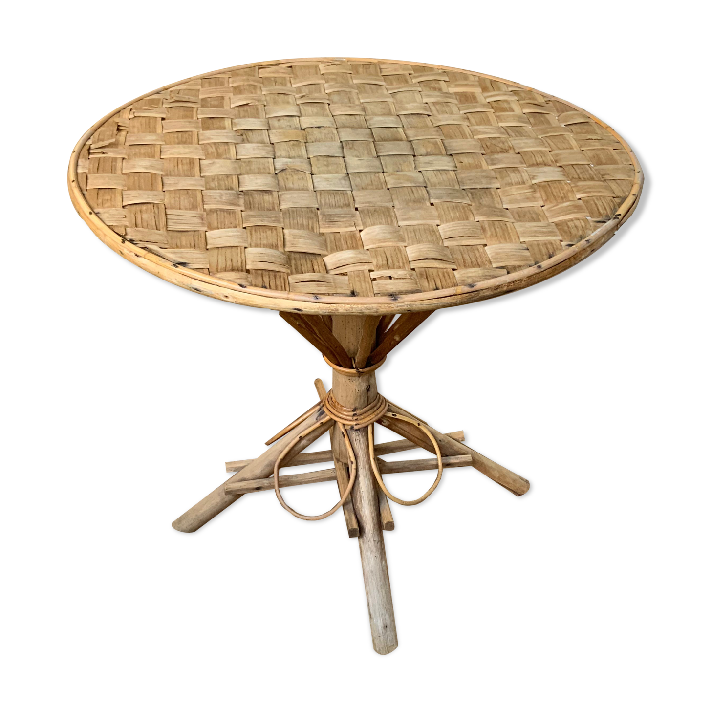 Round table in vintage chestnut