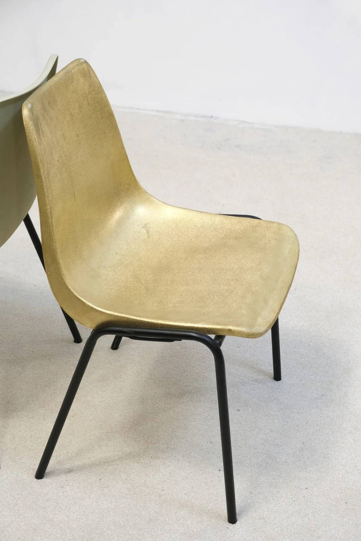 Chaise vintage empilable moulée de Hiller Allemagne