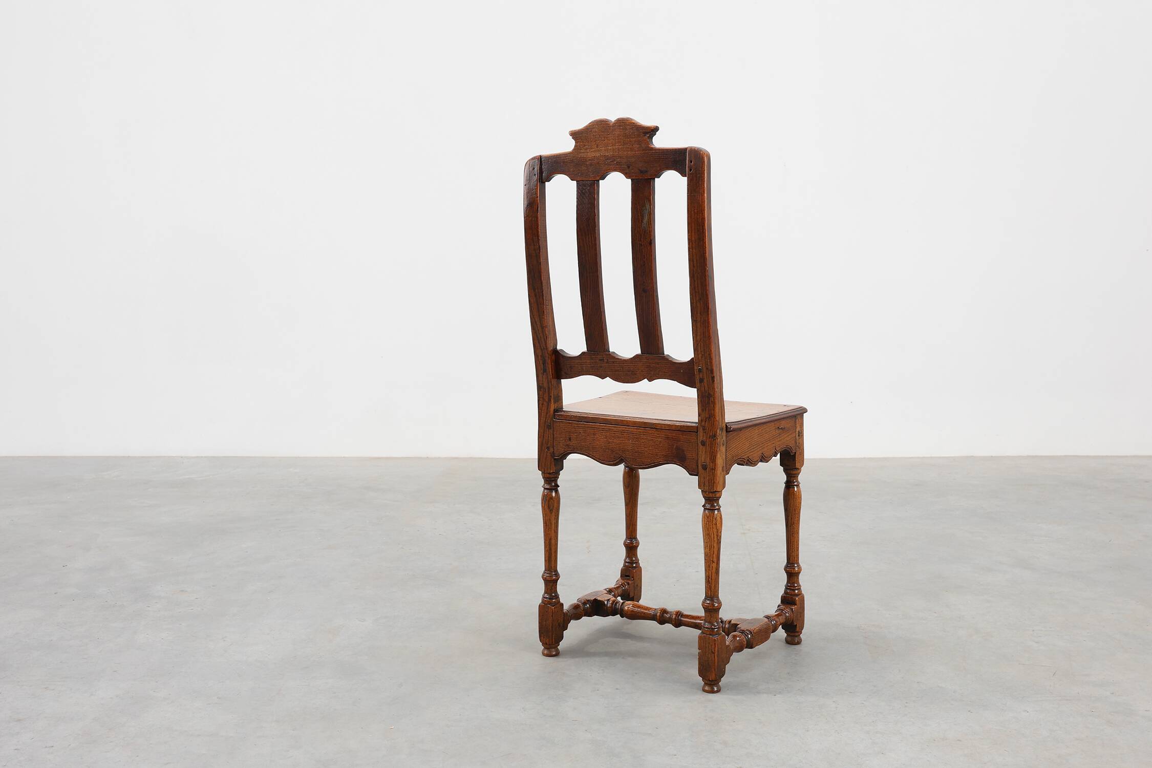 Chaise d'appoint en chêne sculpté, France, XVIIIe siècle