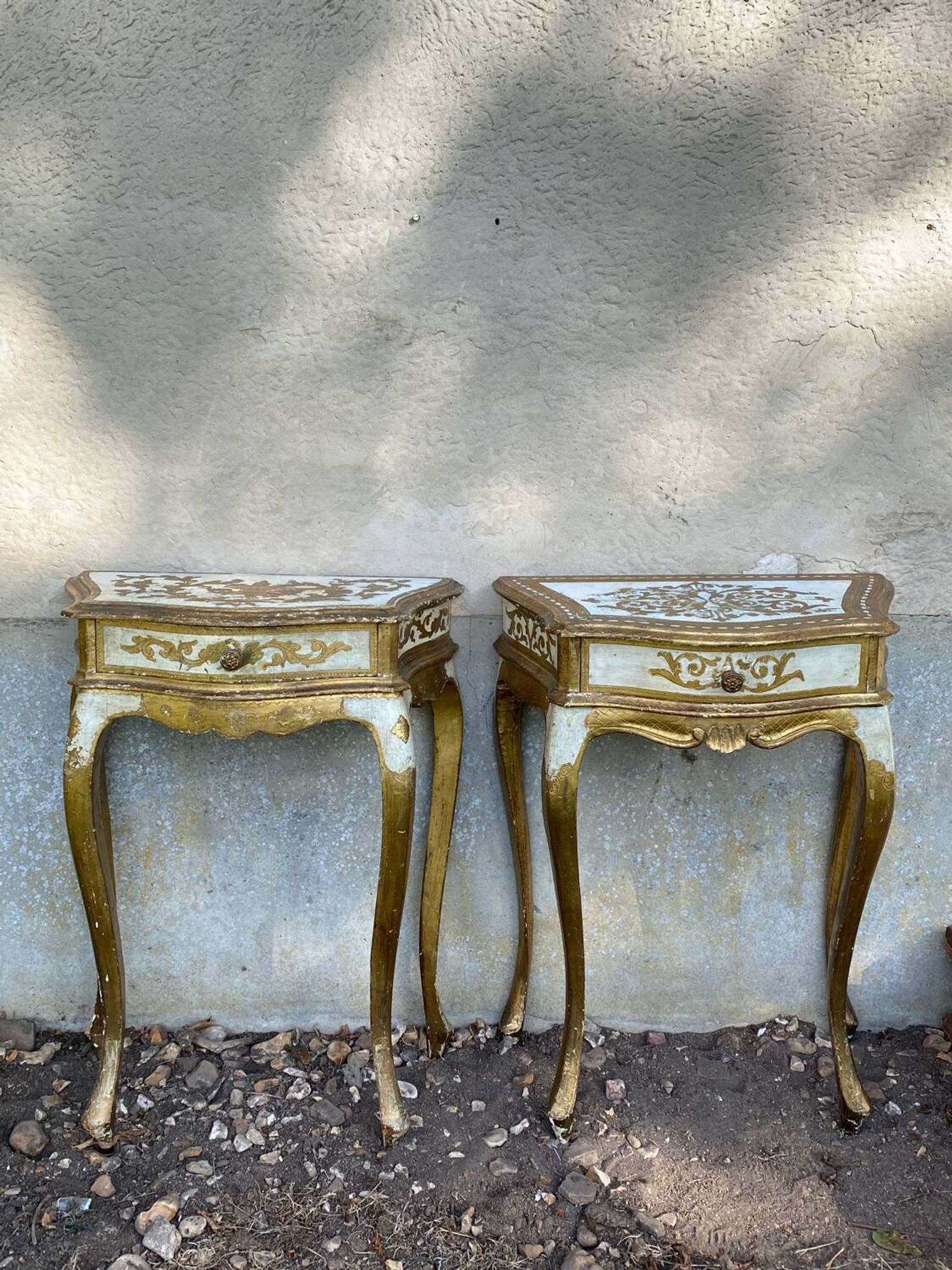 Paires de chevets florentins en bois doré