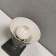 Petite lampe de table élégante avec perforations et abat-jour en verre opale blanc laiteux