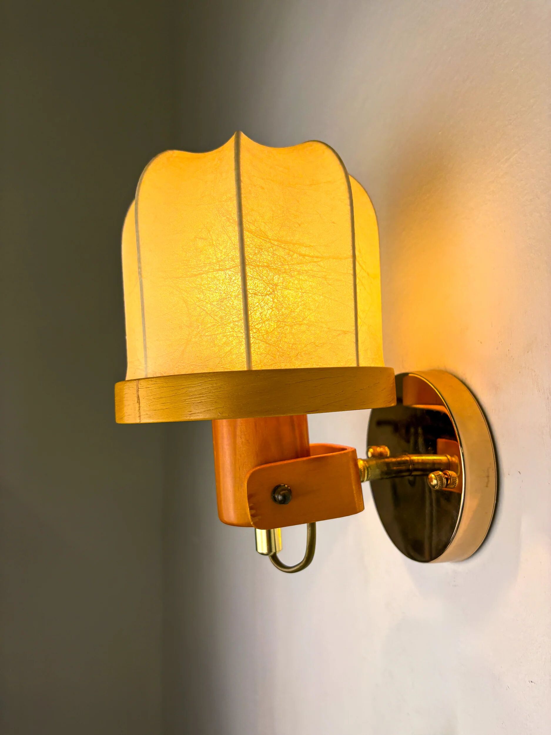 Pair of articulated "Cocoon" wall lights, resin and pine, Italy, 1970s