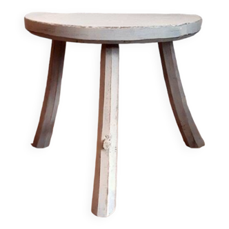 Tabouret tripode brutaliste blanc.