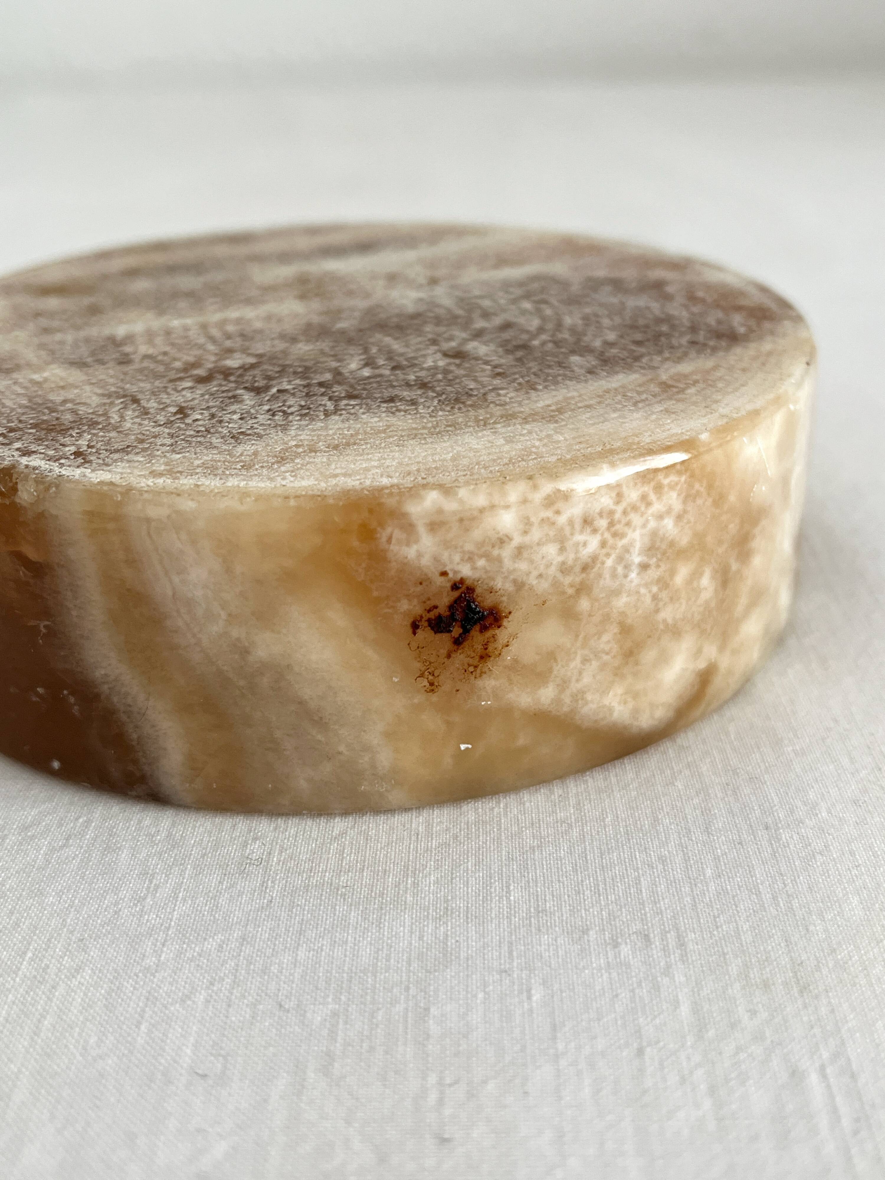 Straight round ashtray in vintage alabaster or onyx