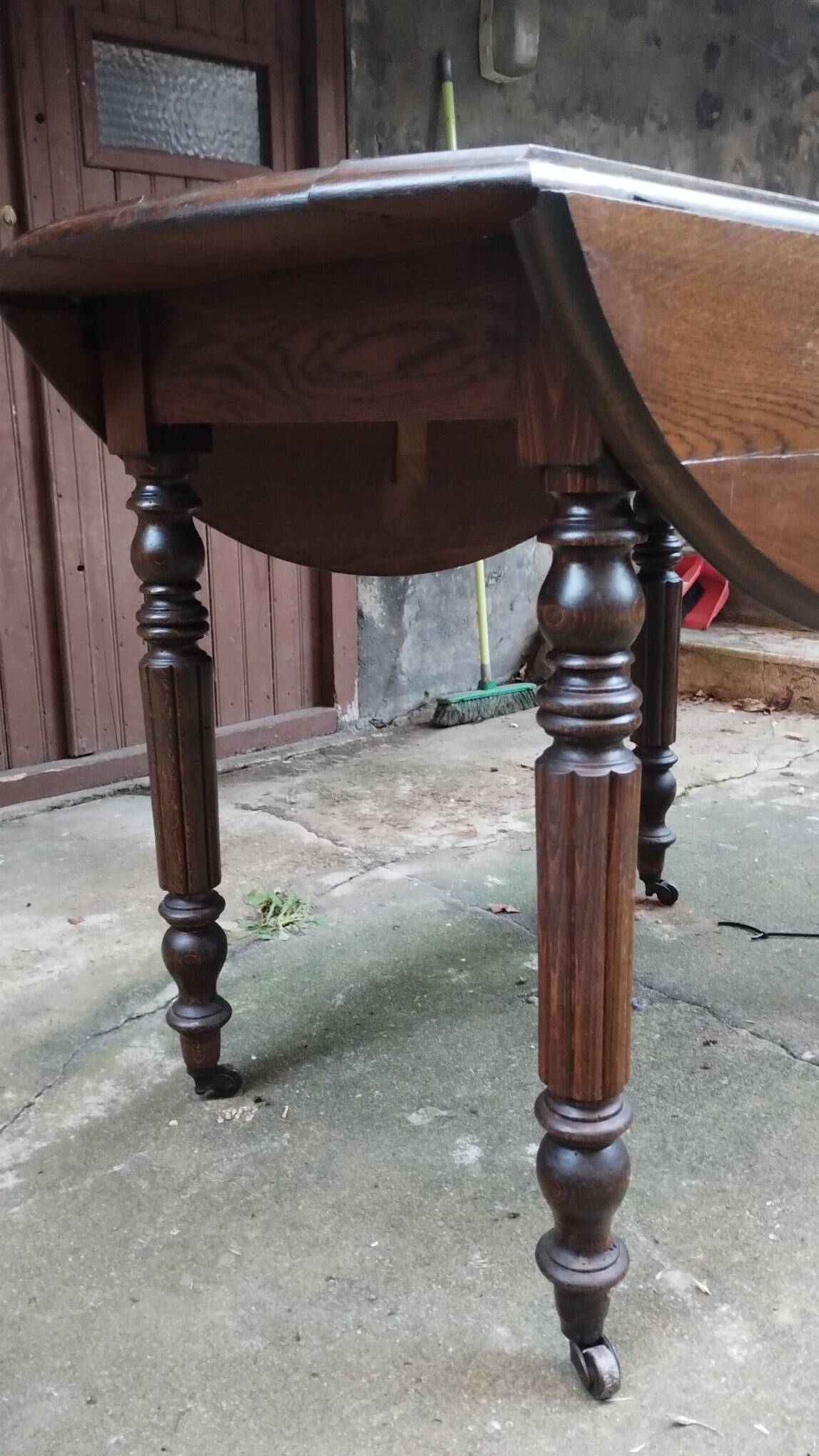 Louis Philippe Round Table