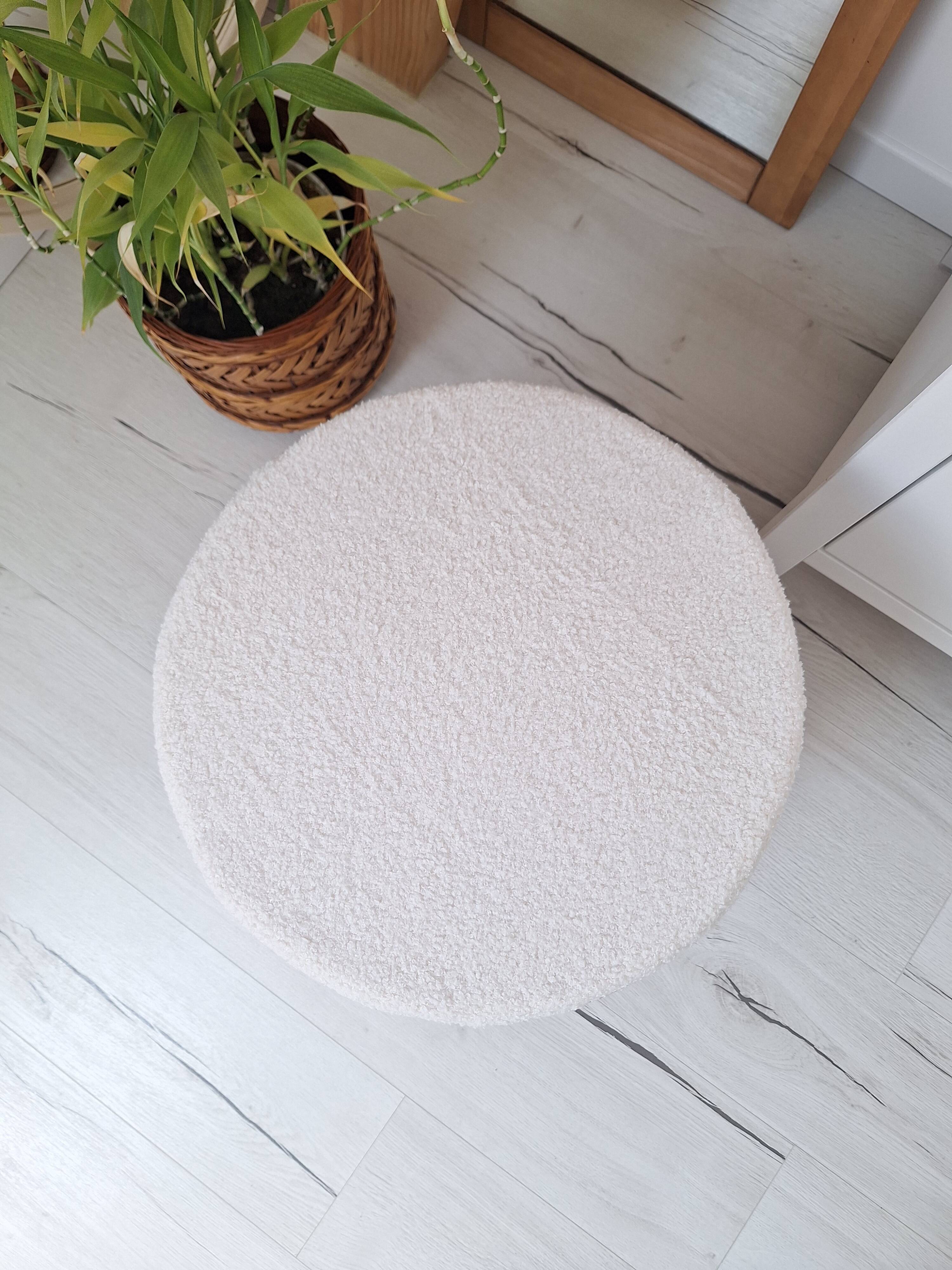 Pouf en rotin et tissu bouclette