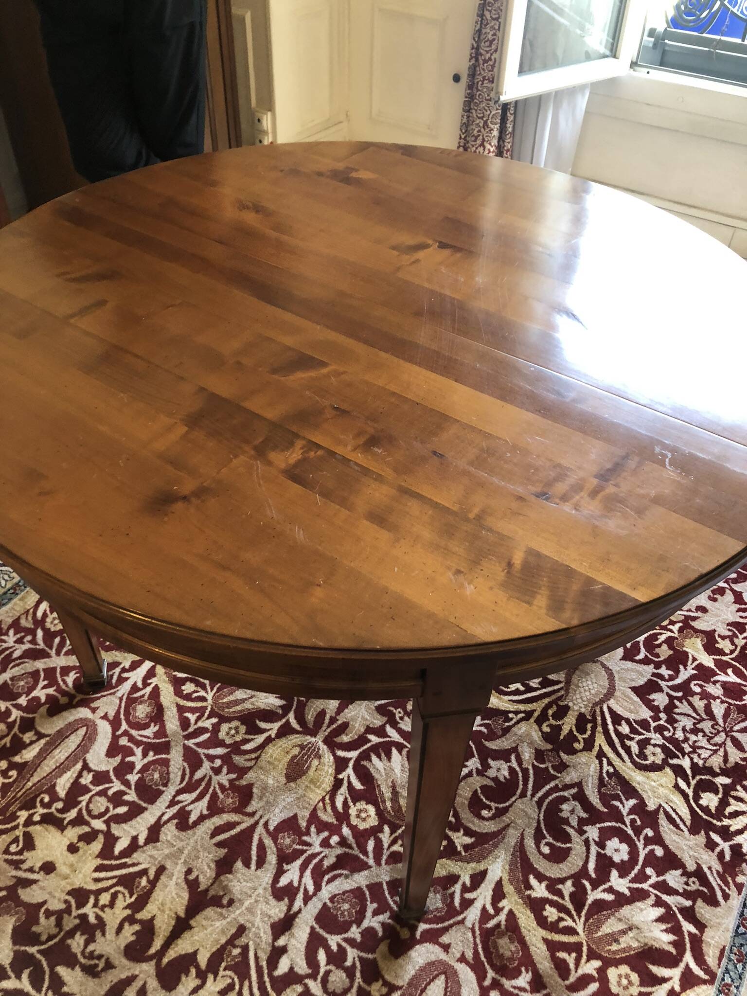 Table ronde en merisier