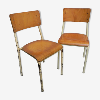 2 stacking chairs