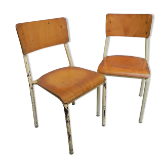 2 stacking chairs