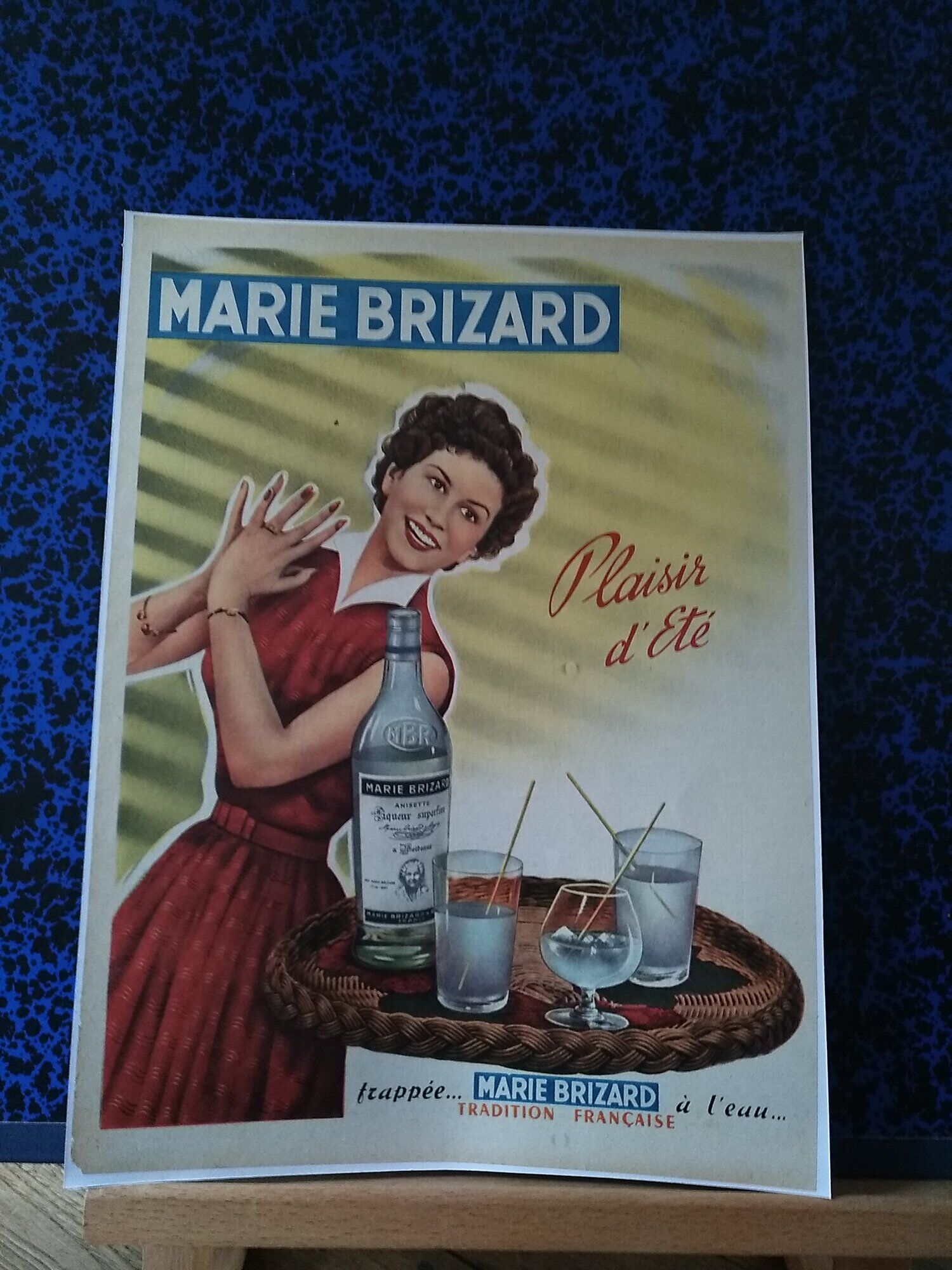 Une publicité couleur Marie Brizard anisette issue d'une revue d'époque