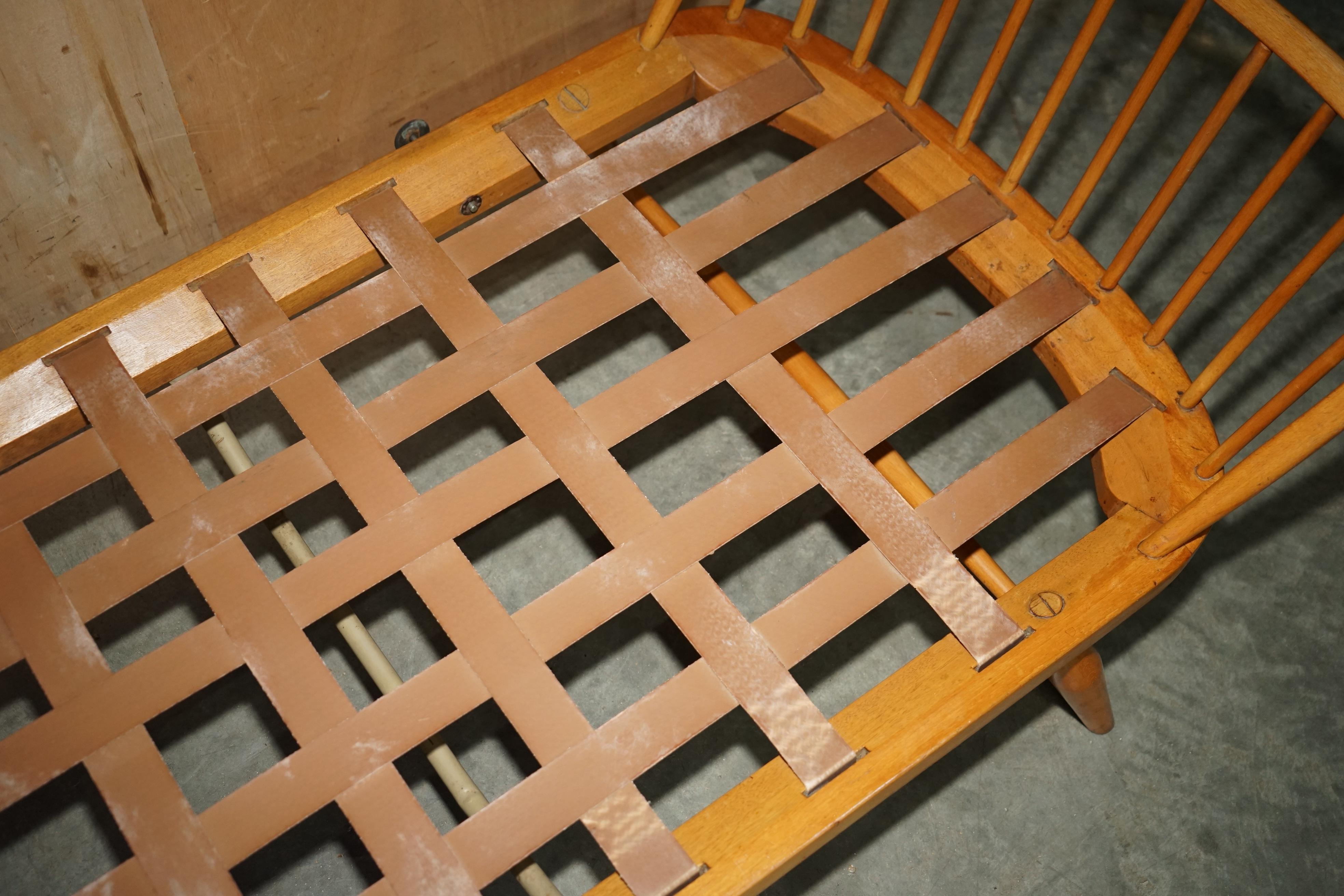 Vintage Ercol Windsor Studio 355 canapé / daybed, light wood, Mid-Century Modern design.