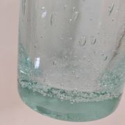 Vase vintage en verre bullé vert très pâle, souffle artisanal