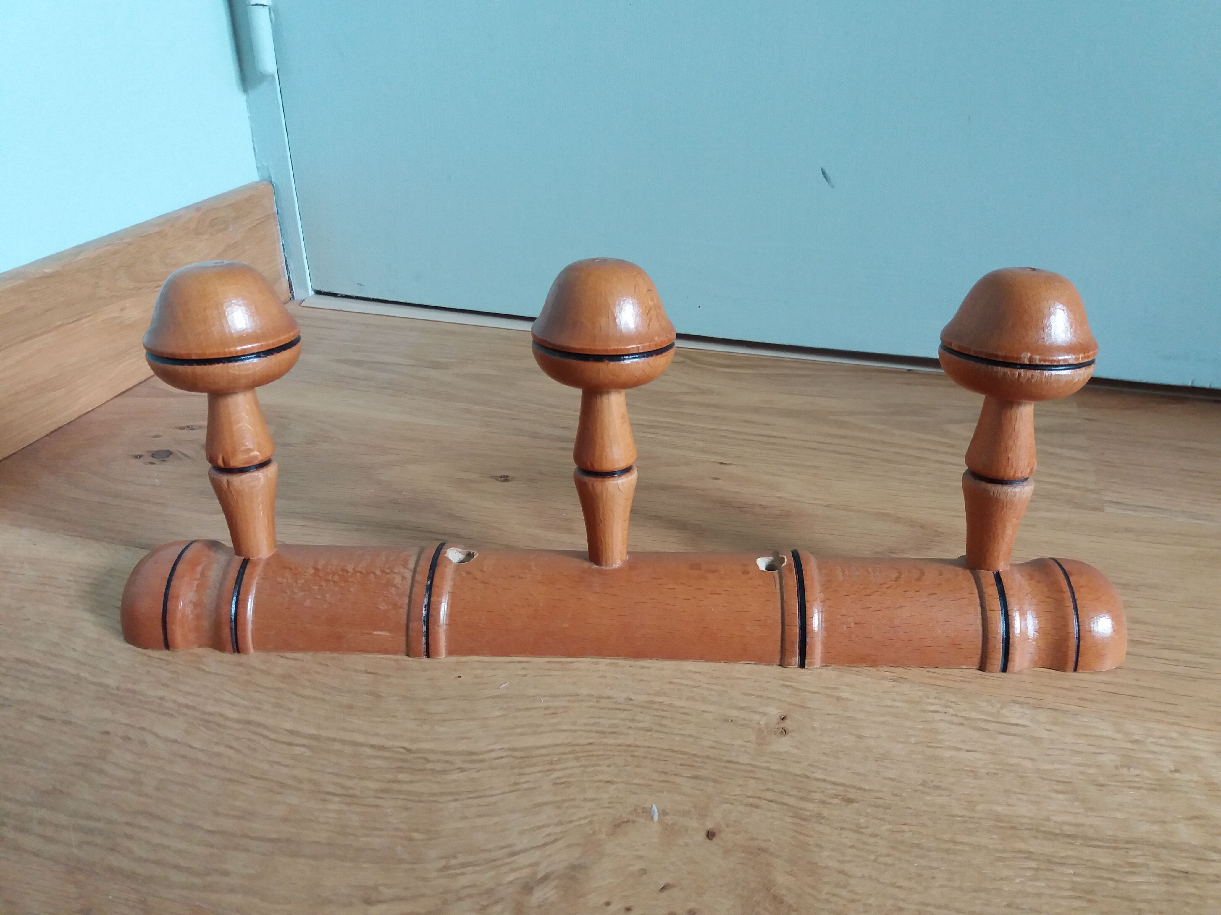 Bamboo-style wall coat holder with 3 mushroom hooks