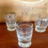 Verres anciens à liqueurs
