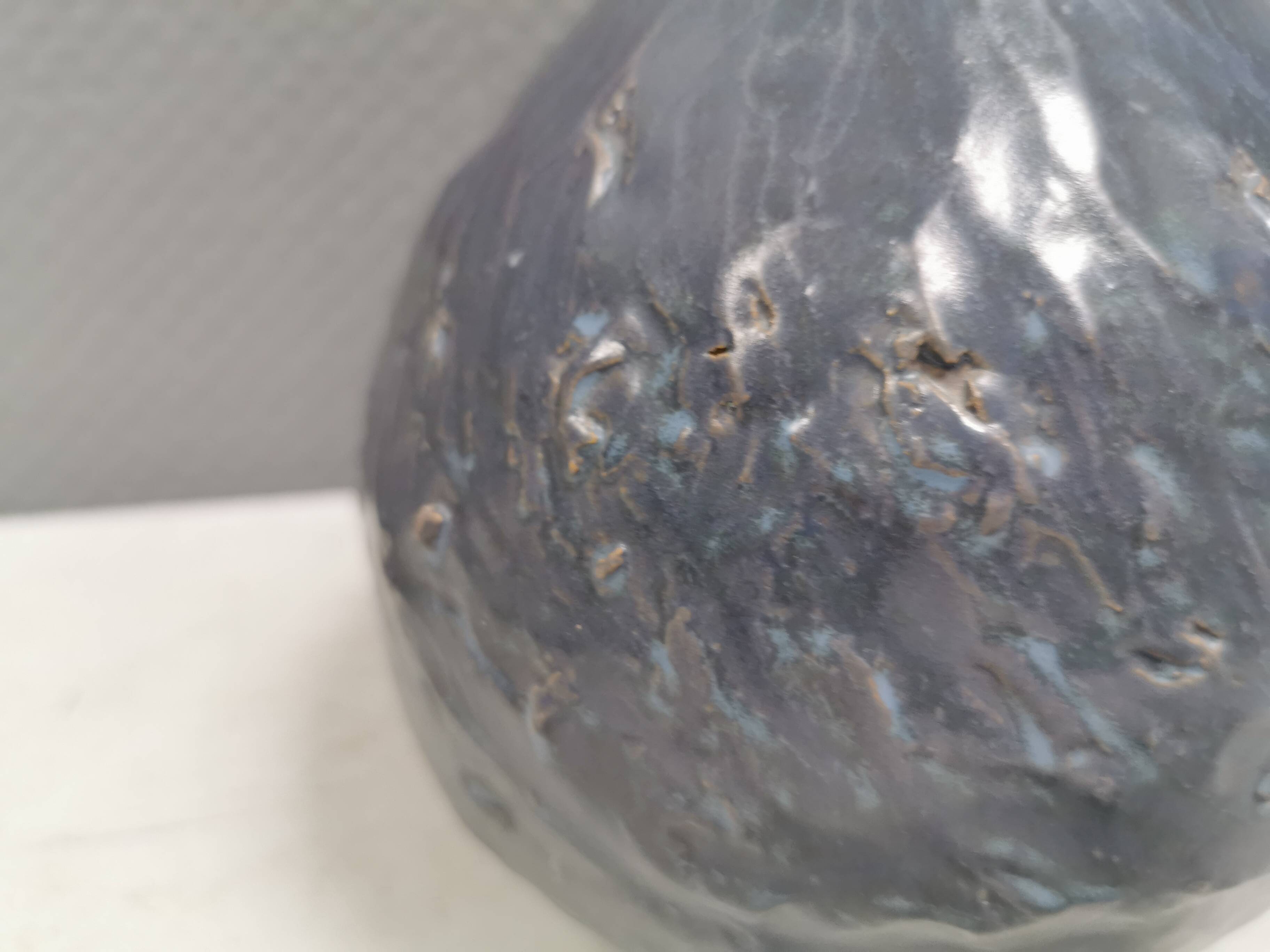 Vase Pauline Toynbee, Émail en cristal bleu texturé, forme organique, années 1980