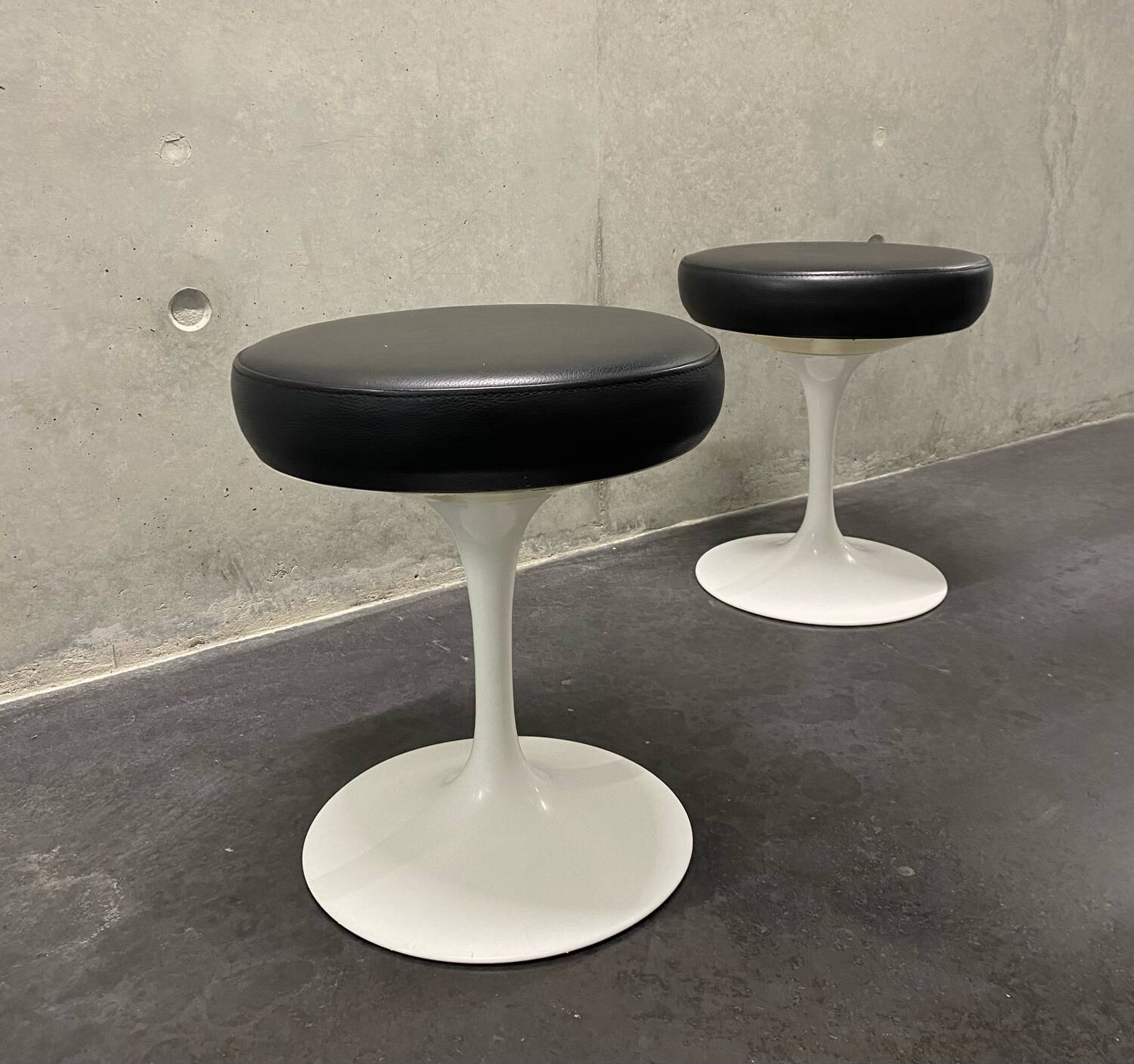 2x Eero Saarinen Tulip Stools black leather Knoll