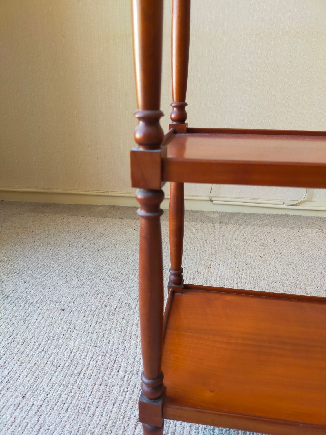 3-level pedestal shelf