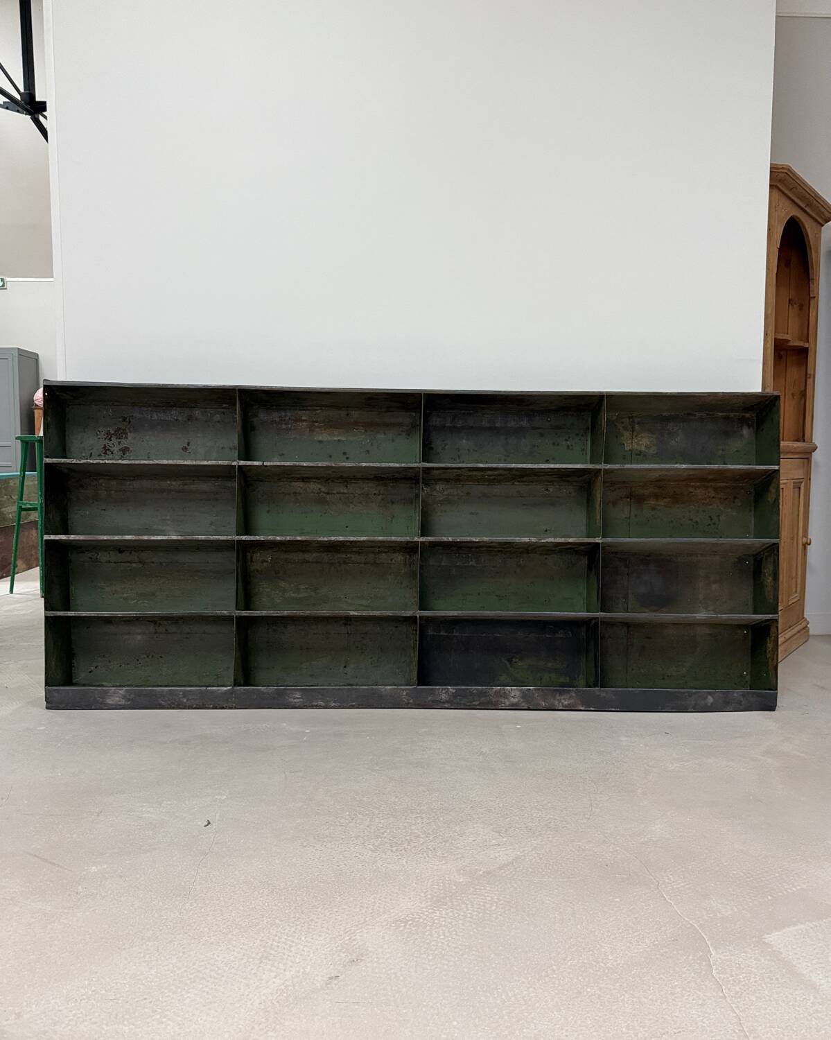 Grand meuble à casiers en métal