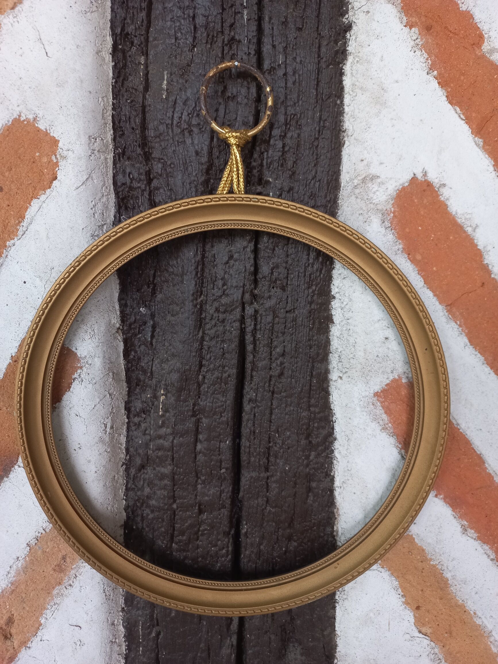 Round gilded glass frame