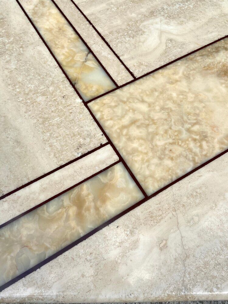 Low table in travertine and onyx 80'