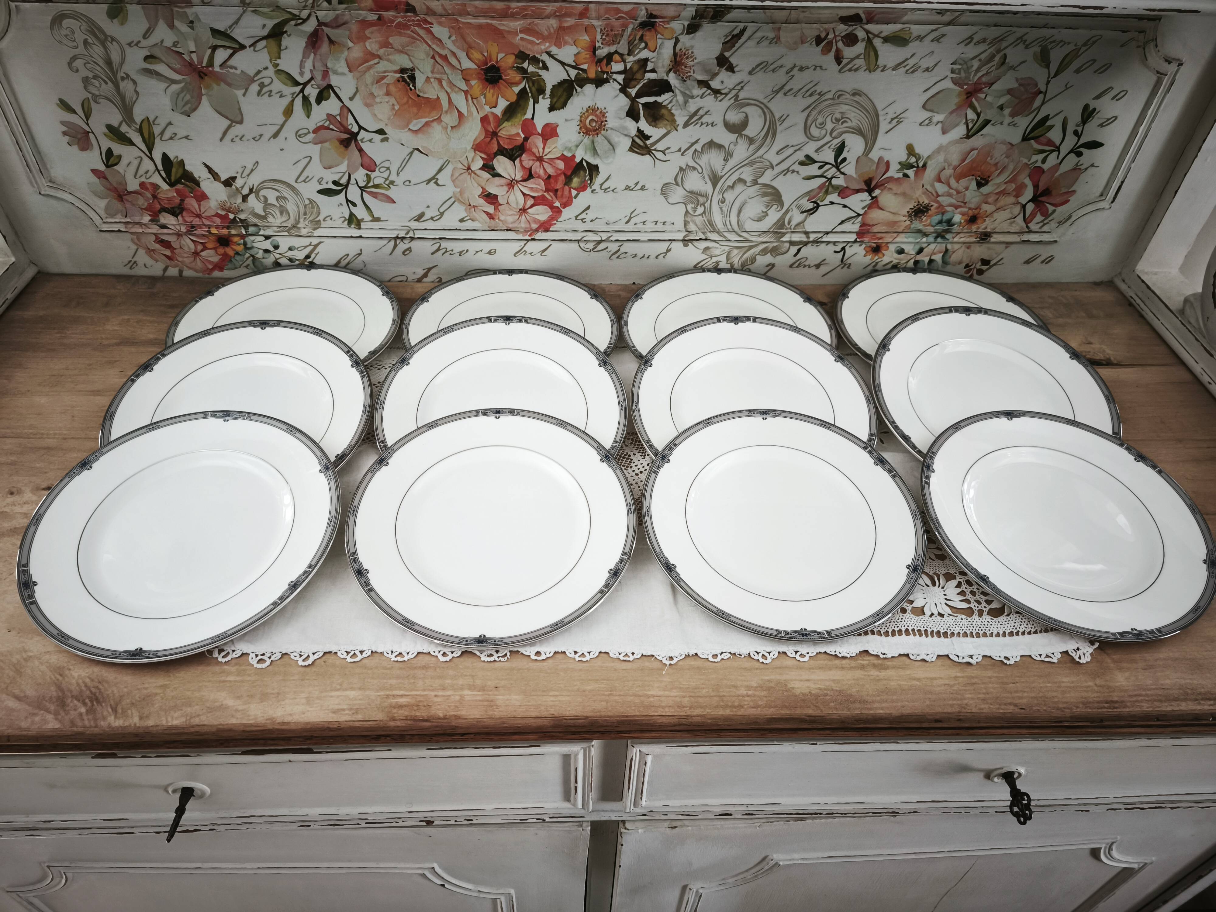 Set of 12 Wedgwood Amherst model porcelain starter/lunch plates.