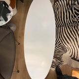 Table basse ovale en corian de Martine Cazes et Thierry Conquet