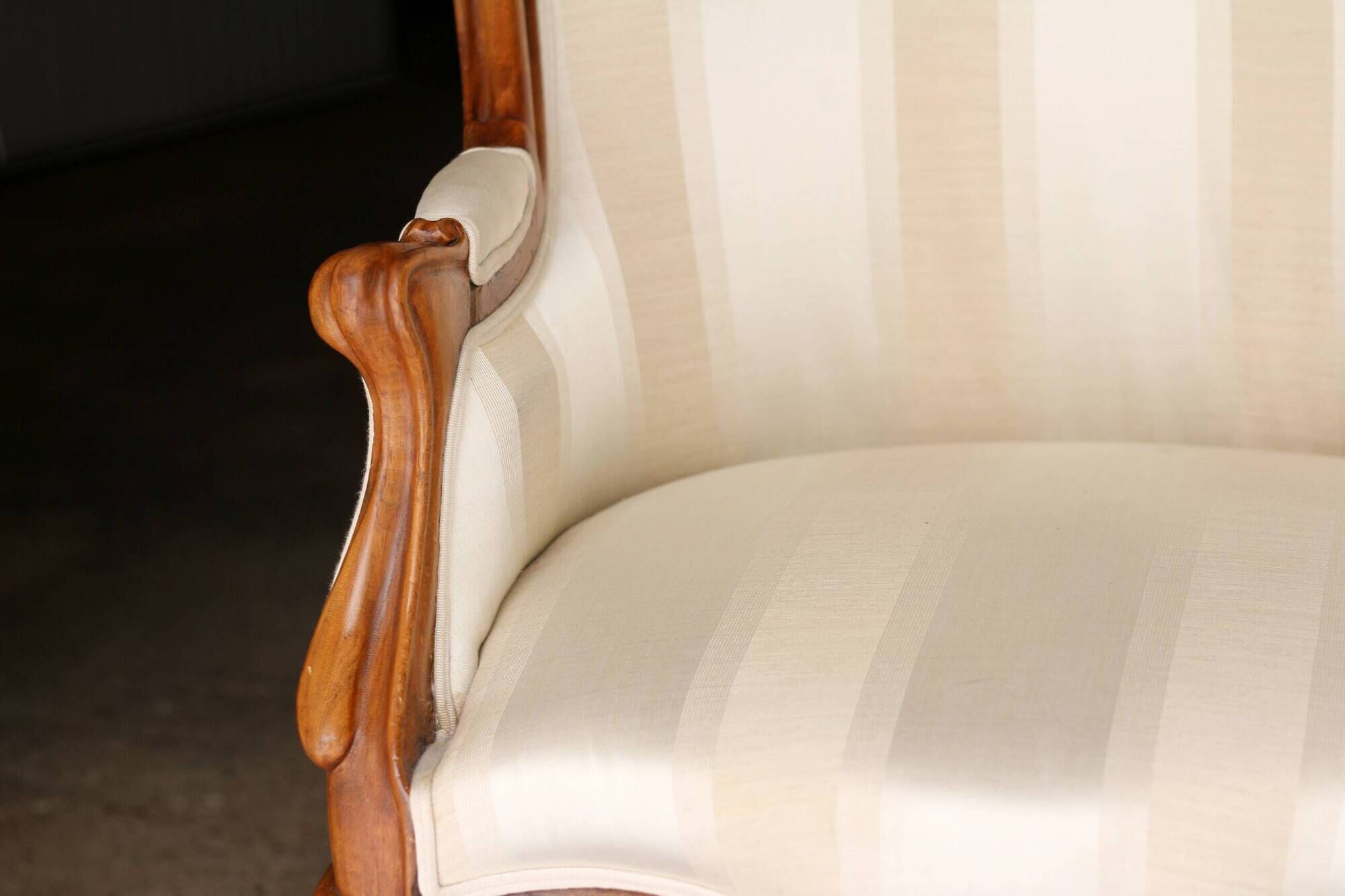 Home / Impressive Victorian mahogany armchair (19th century).