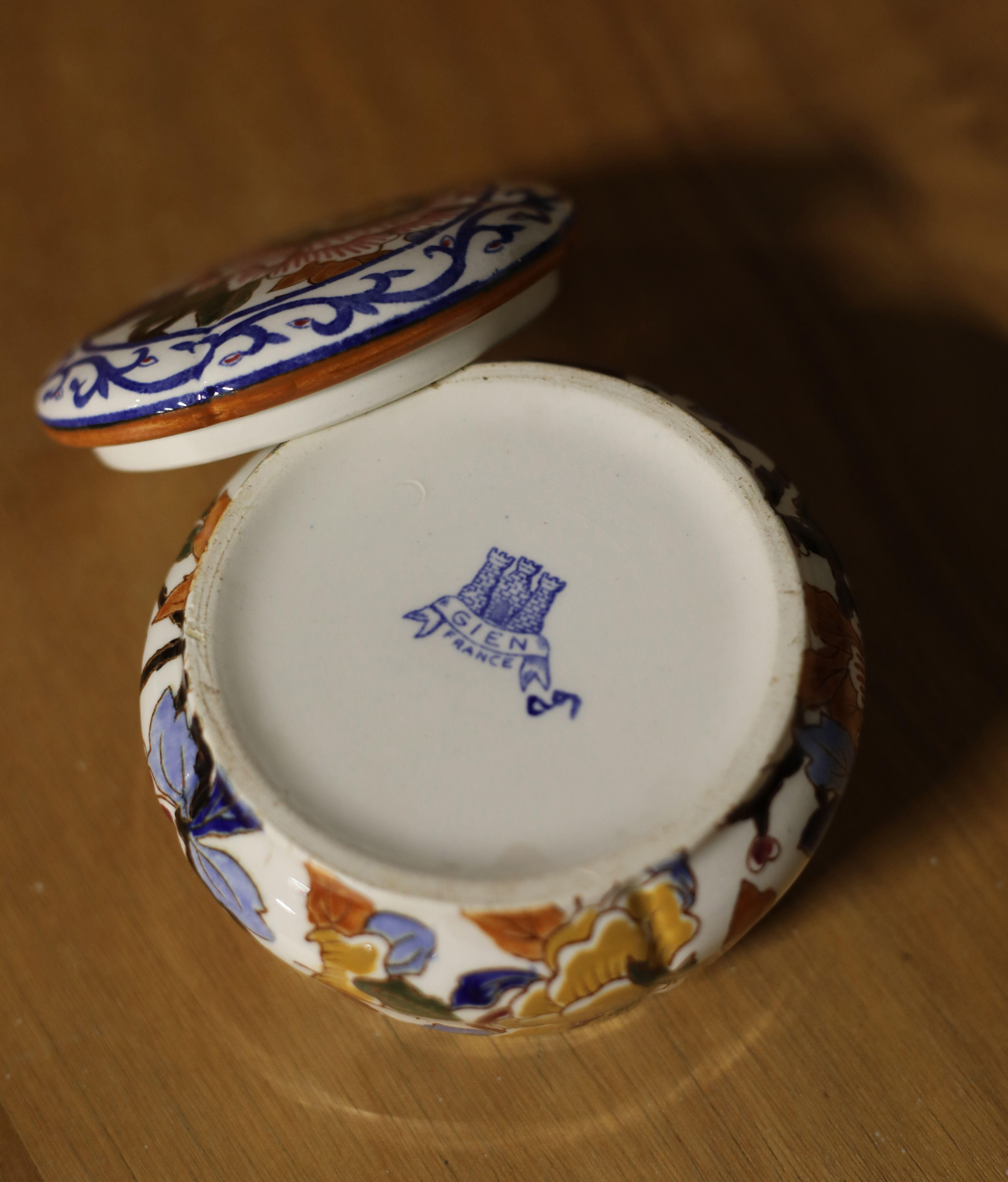 Pot couvert en faïence de Gien