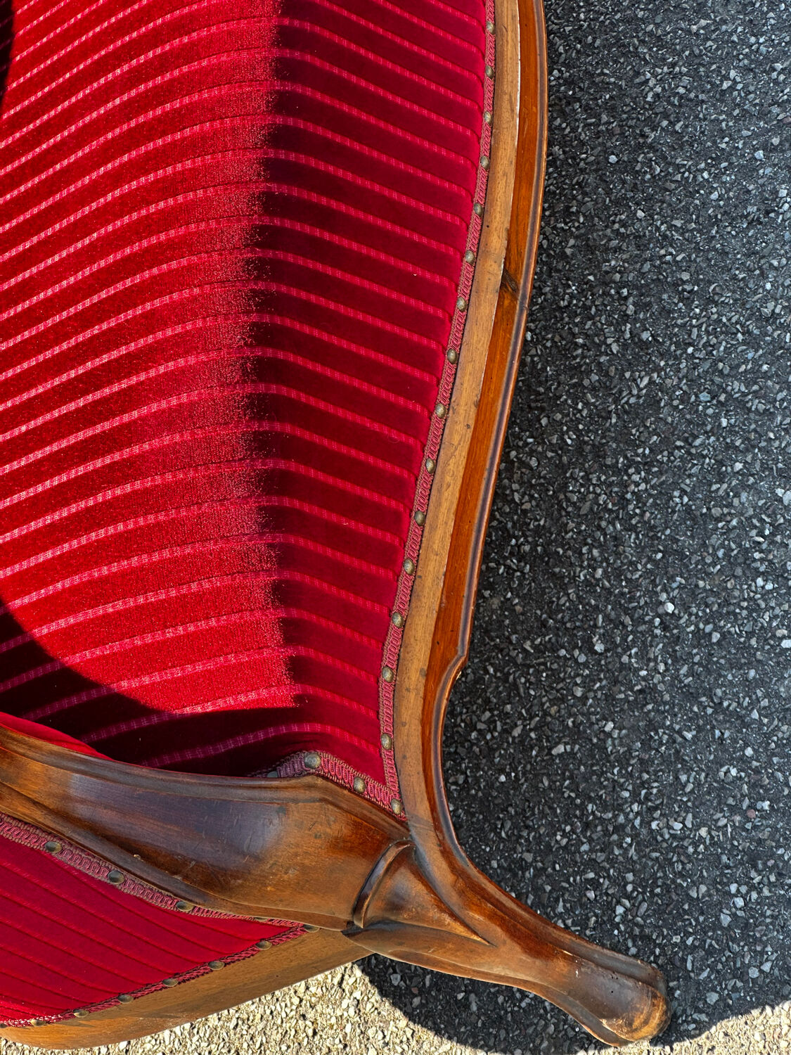 Louis XV style canapé in moulded wood – red velvet fabric – 19th century