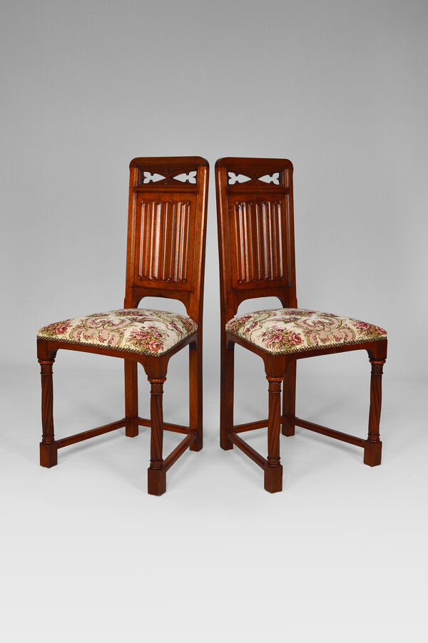 Paire de chaises néo-gothique en noyer sculpté vers 1890