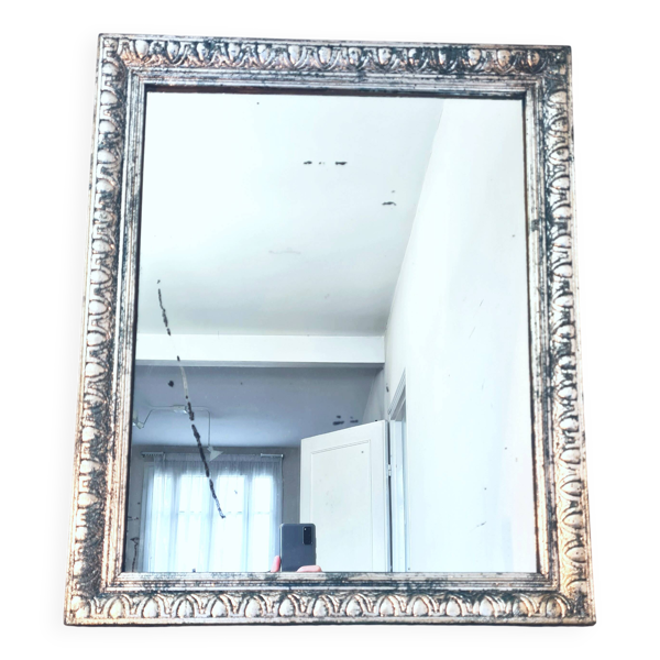 Ancien miroir Au mercure, en bois sculpté argenté à la feuille.