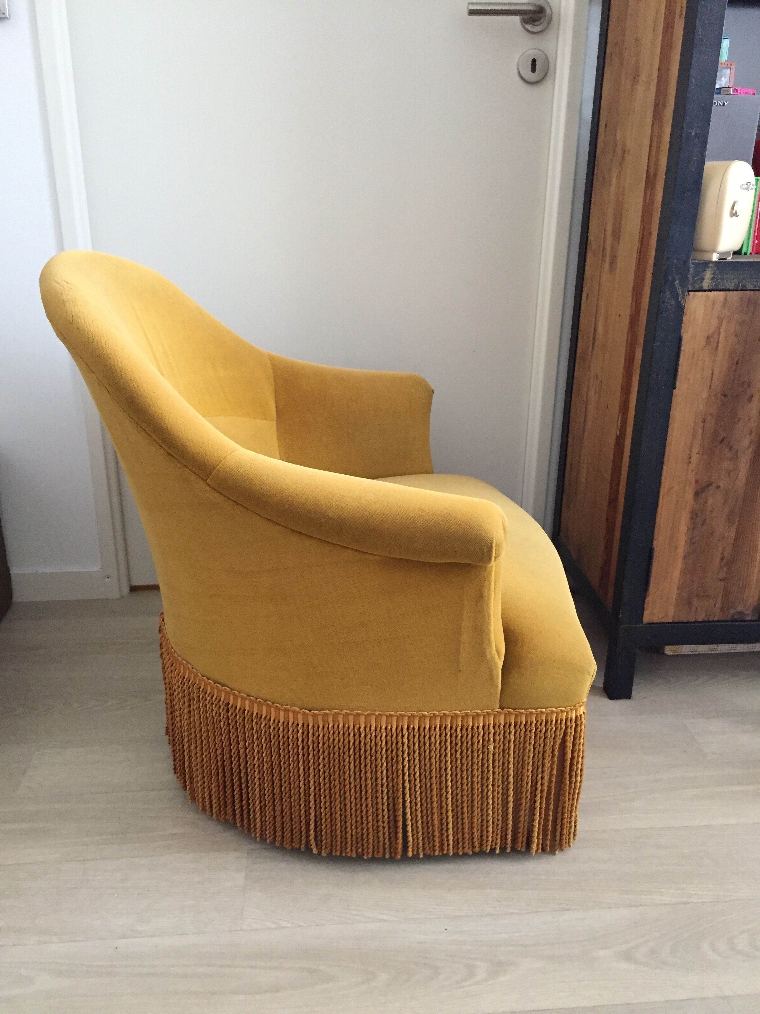 Toad fringed velvet armhair