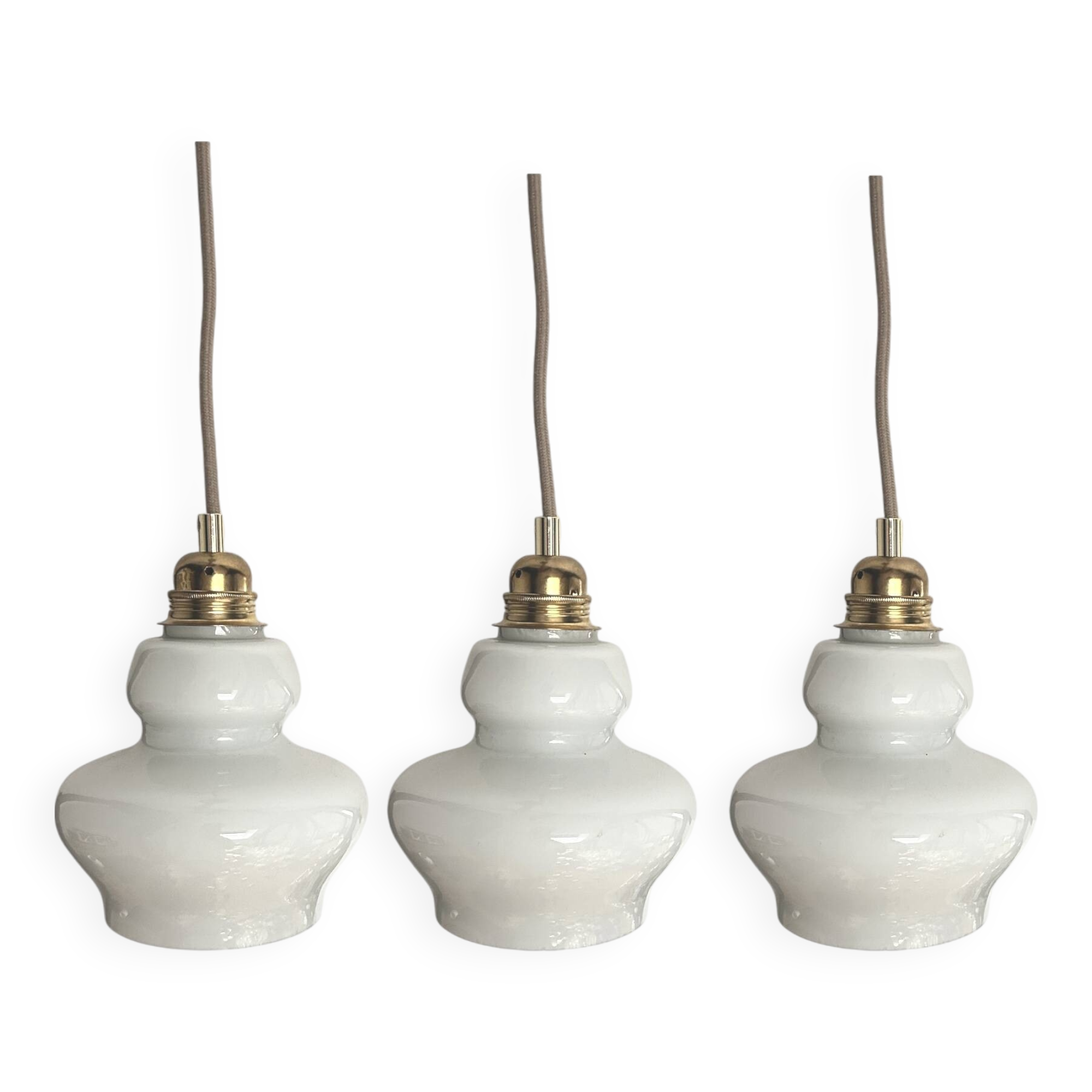 Lot de trois suspensions scandinaves en opaline blanche