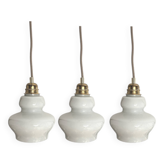 Lot de trois suspensions scandinaves en opaline blanche