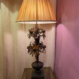 Metal flower lamp with wooden base