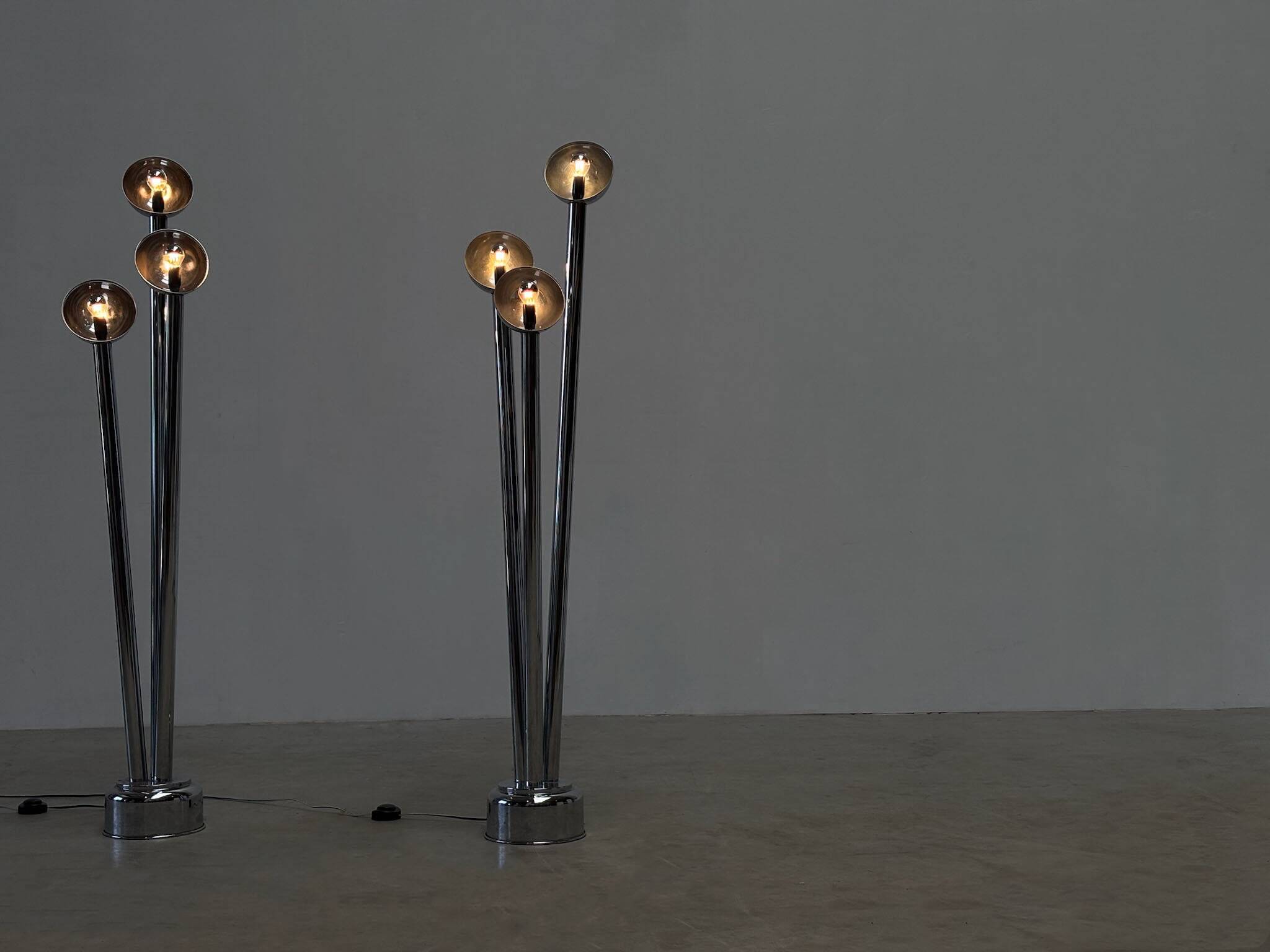 Paire de rares lampadaires chromés de Jules Dewaele