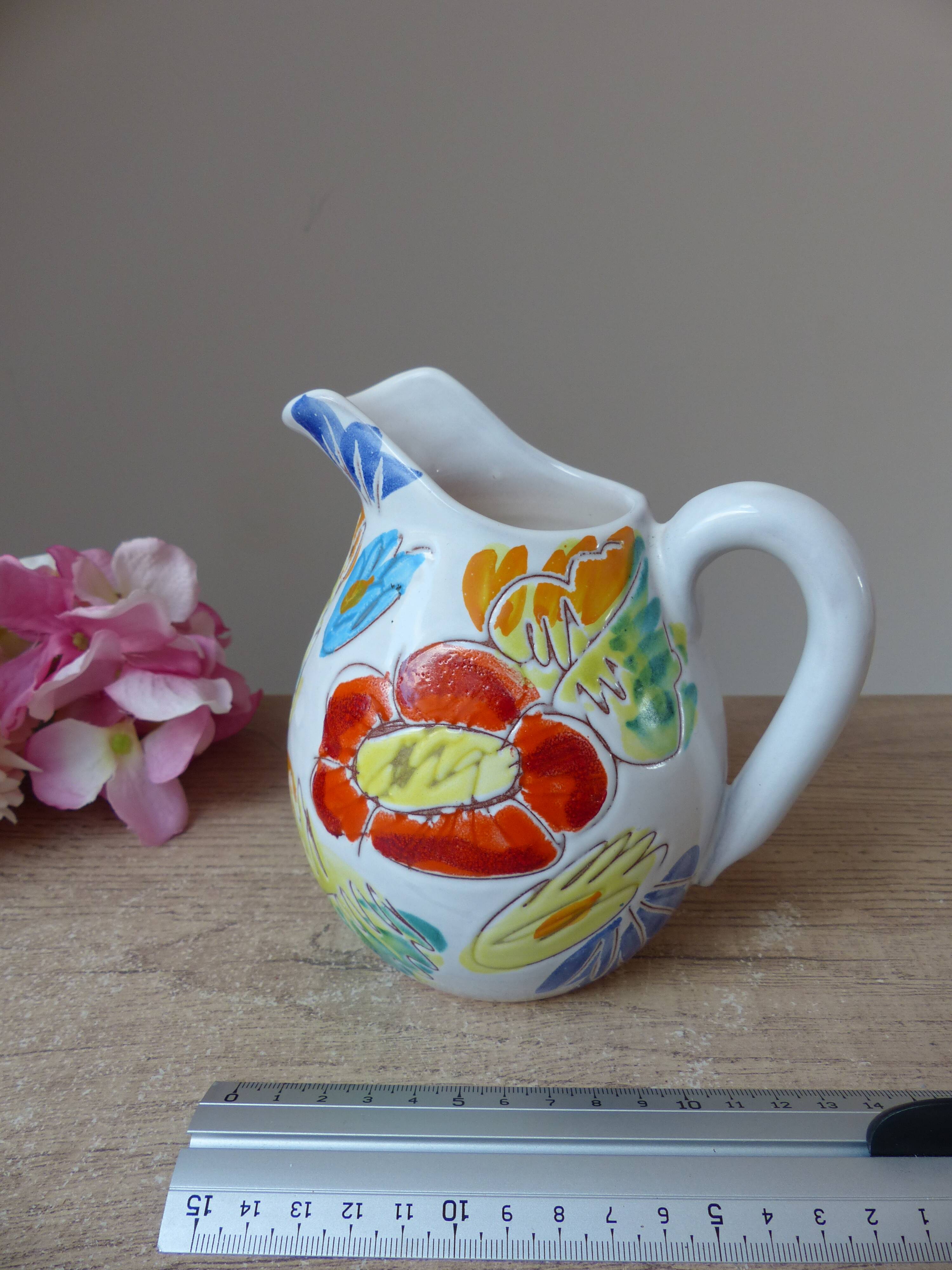 Ancien petit pichet, pot à lait en céramique fait main décor fleuri peint à la main style Vallauris