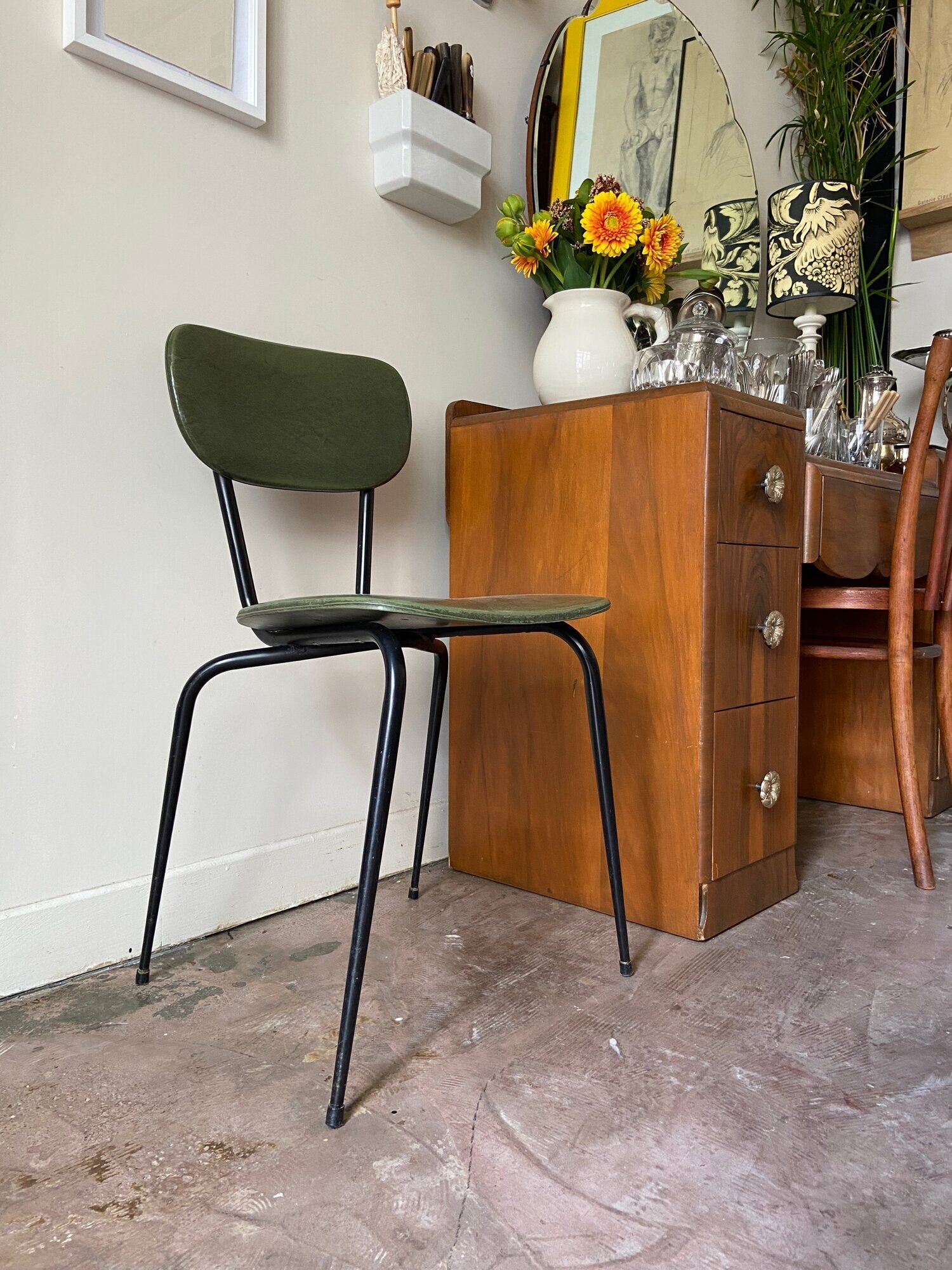 Chaise en skaï vert et métal noir