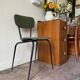 Chaise en skaï vert et métal noir
