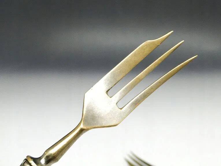 AA5 Pair of Silver Cake Forks 800