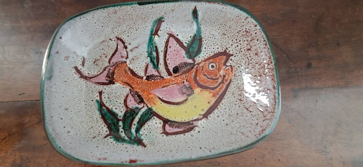 Plat Vallauris, années 60-70. Décor de poisson