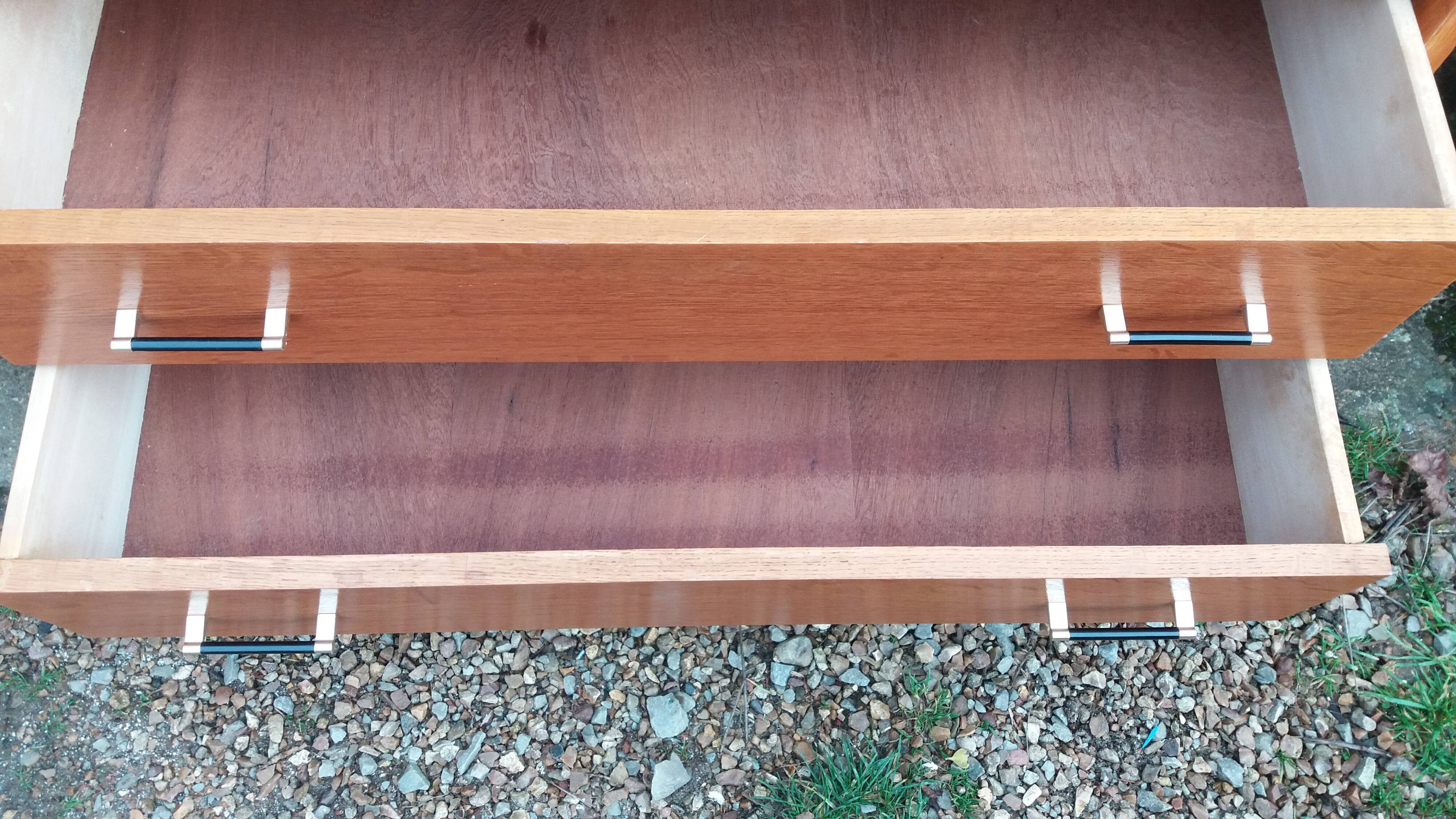 Vintage chest of drawers, tapered legs.