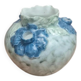 Vase pique-fleurs en barbotine, décor floral bleu – ancien